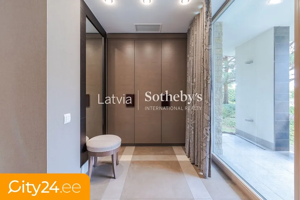 hallway_entrance