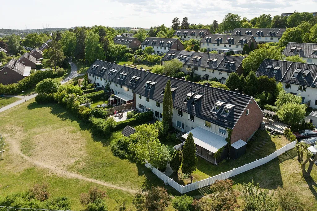 Õhuvaade - Renovated Terraced House with Corner Plot