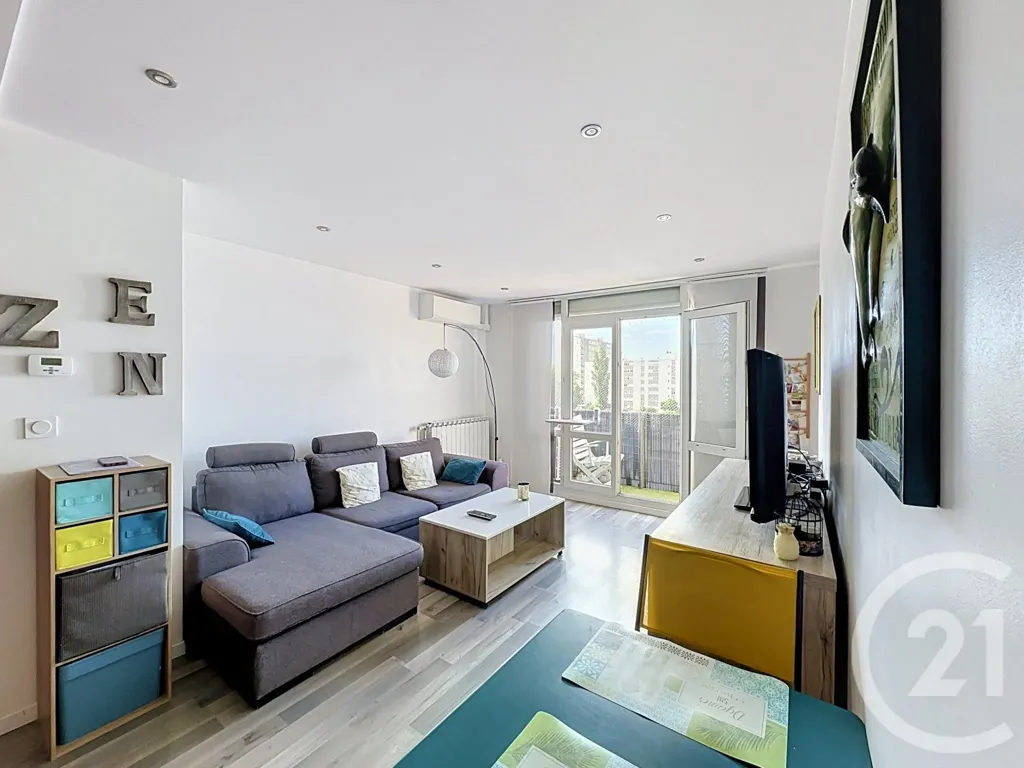 Elutuba - 3-Bed Apartment with Balcony in Corbas