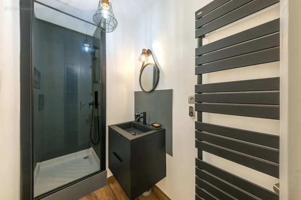 Salles de bain - Appartement T5 avec Balcon-terrasse à la Toison d'Or