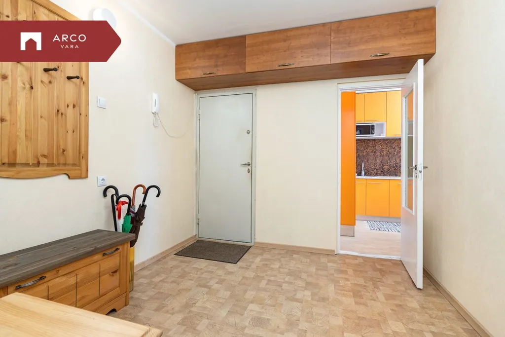 Entrée - Panel Building Flat with Balcony in Seli