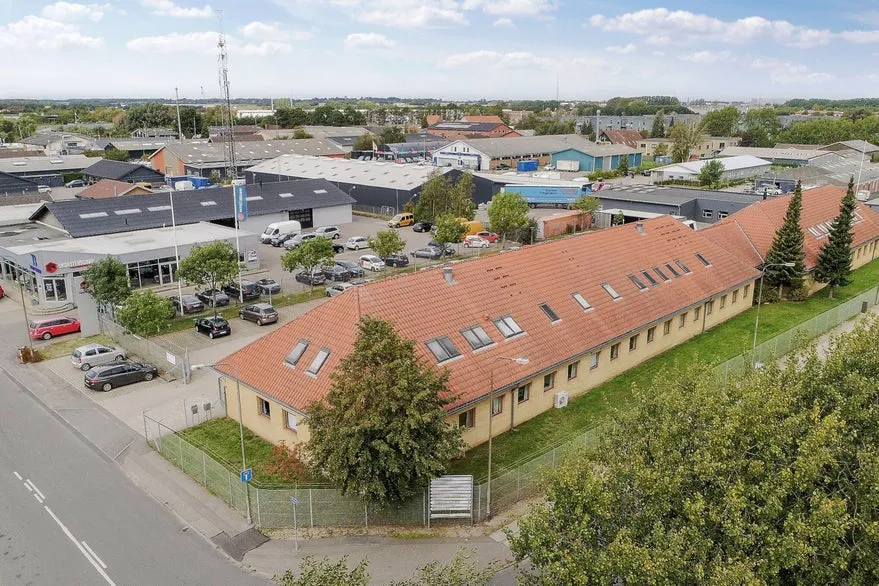Õhuvaade - Office Building with Ample Parking in Ølby