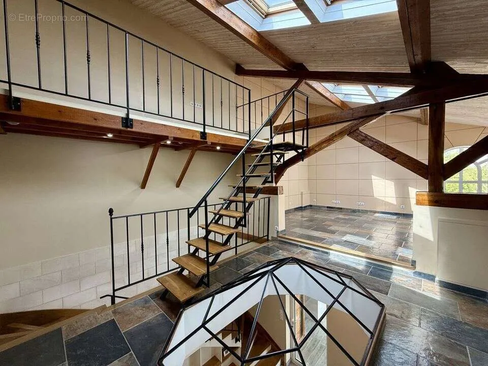 Pièces - Maison semi-individuelle avec piscine intérieure à Combs-la-Ville