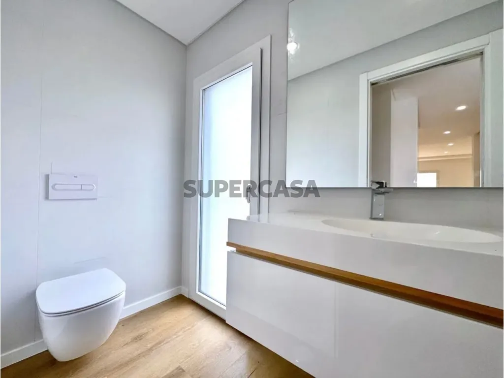 Bathrooms - Newly Built House with Terrace in Caparica