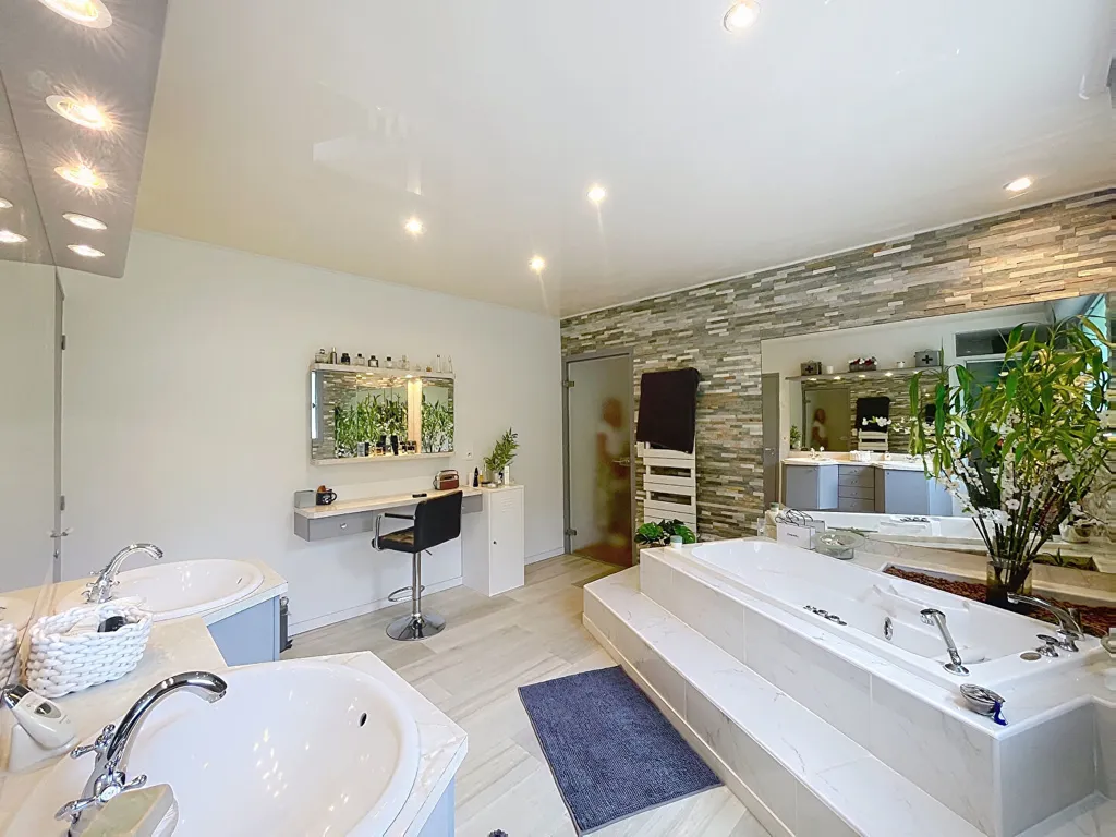 Salles de bain - Maison avec Piscine et Jardin à Dinan