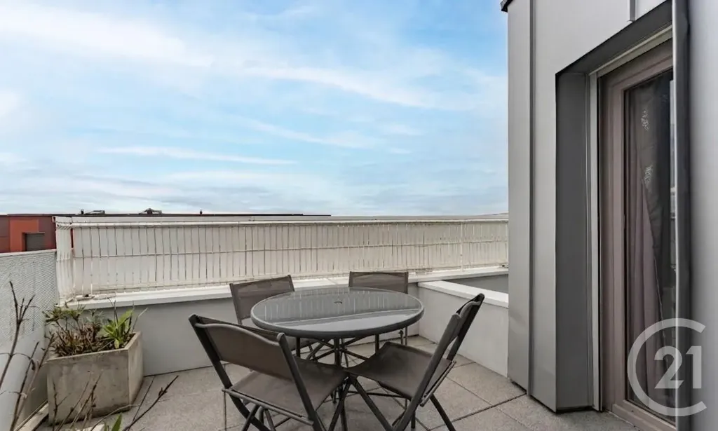 Terrass - 4-Bed Flat with Rooftop Terrace in Saint-Priest