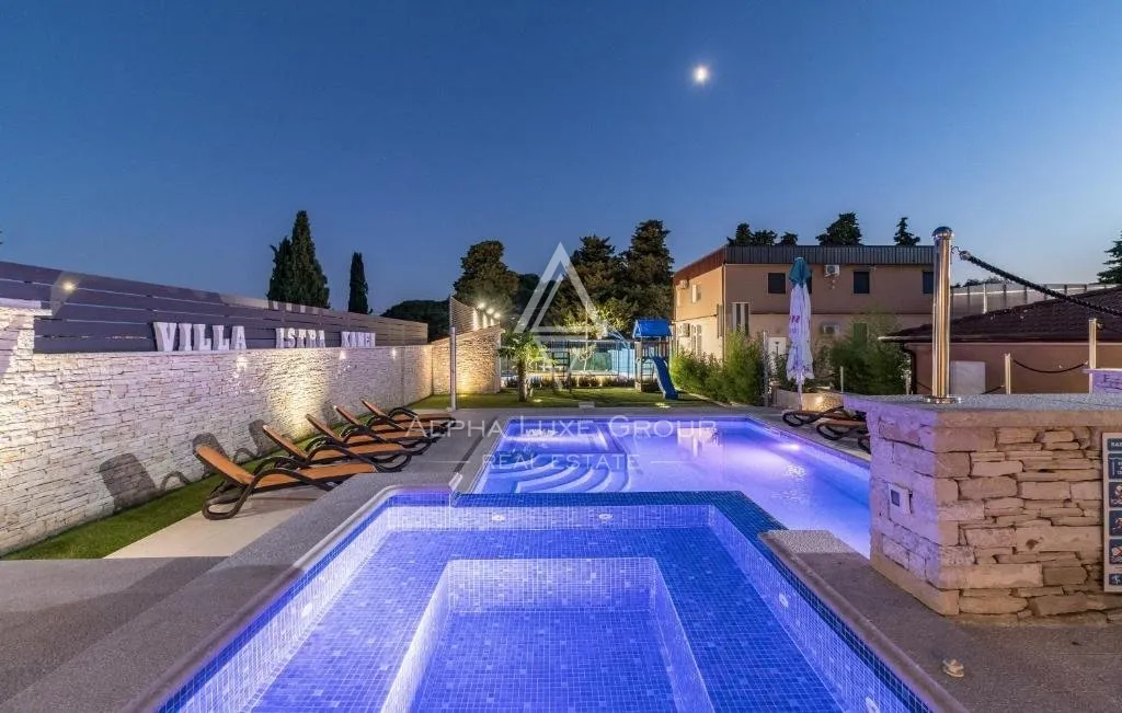 Piscina - House with Waterfront Setting in Pula