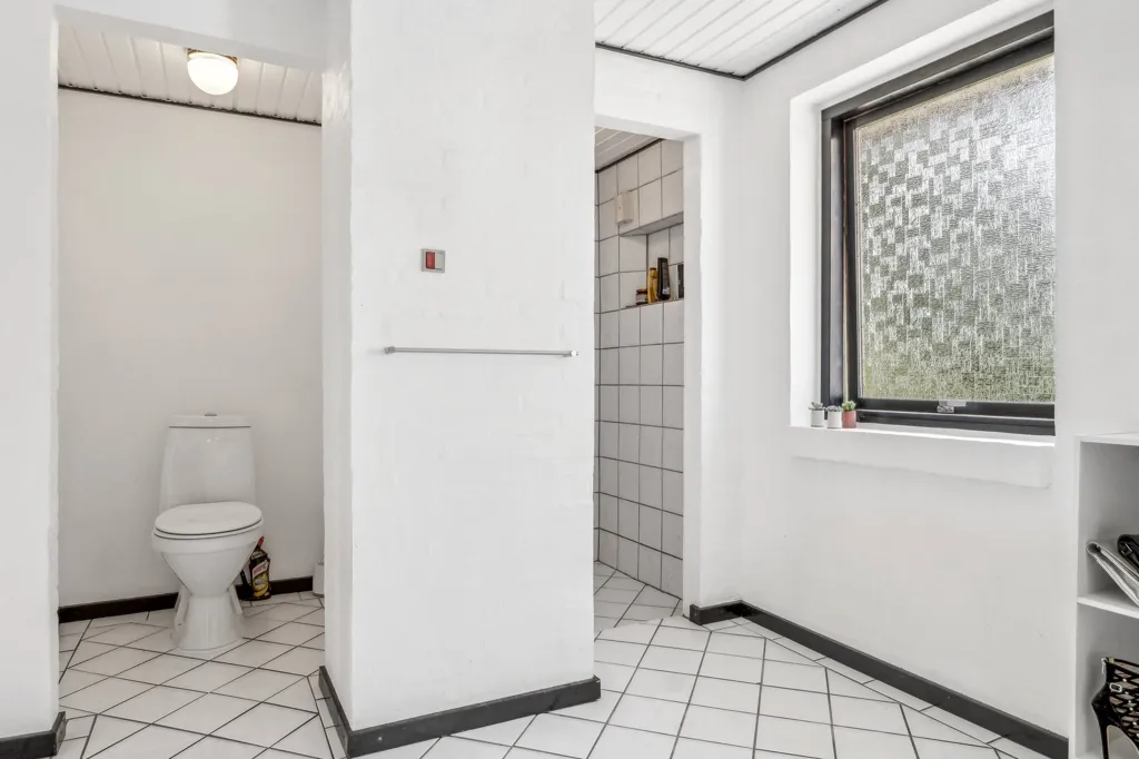 Salles de bain - Villa with Professional Workshop in Ferritslev
