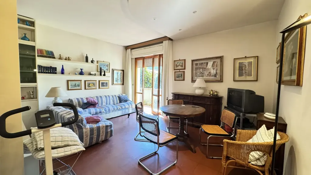 Soggiorno - Five-Bedroom Apartment with Garage in Prato