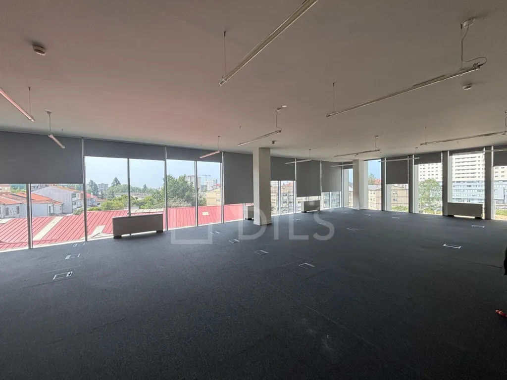 Pièces - Office with Open Plan in Boavista, Porto