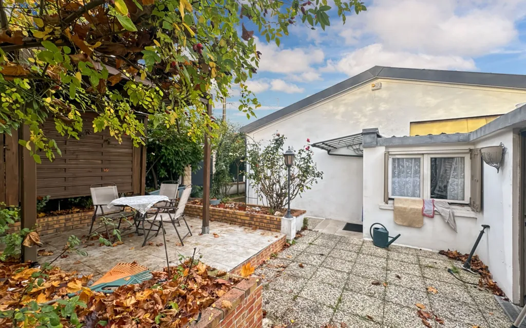 Garden - Ground Floor House with Garage in Bondy