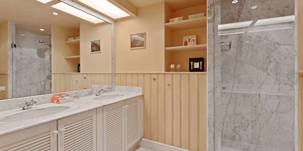 Bathrooms - Villa with Pool in Brasschaat Centre