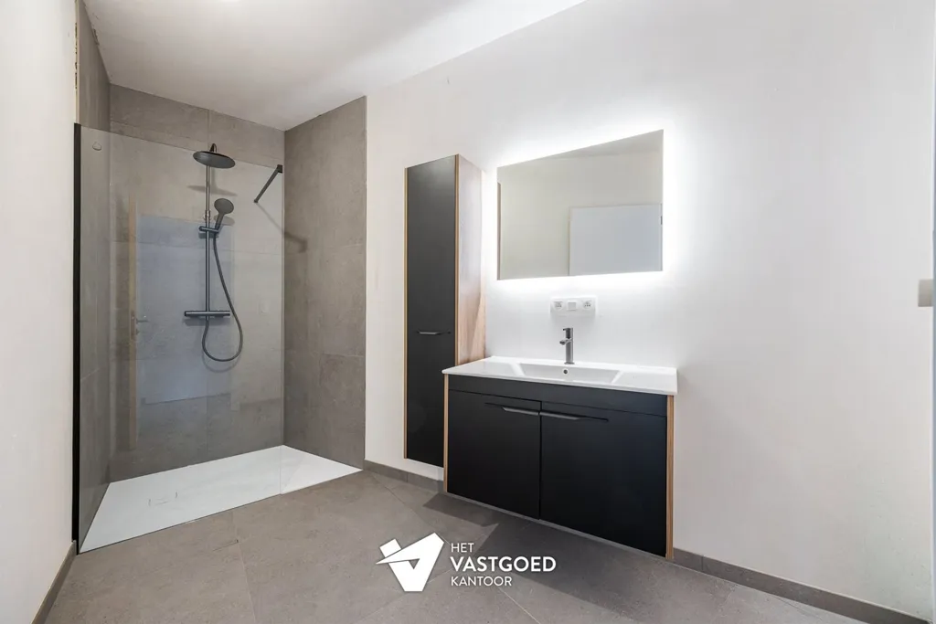 Bagni - Newly Built Apartment with Terrace in Ham