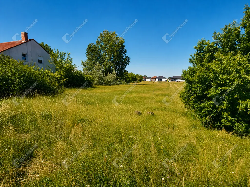 Aed - Development Plot with 20m Frontage in Székesfehérvár