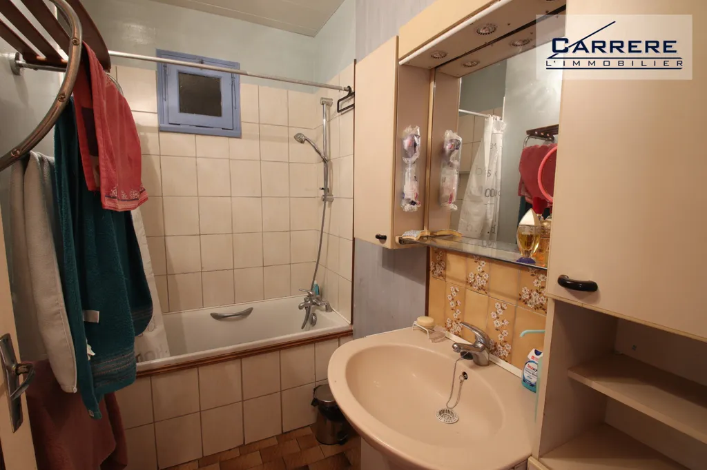 Bathrooms - House with Garden in Cenon