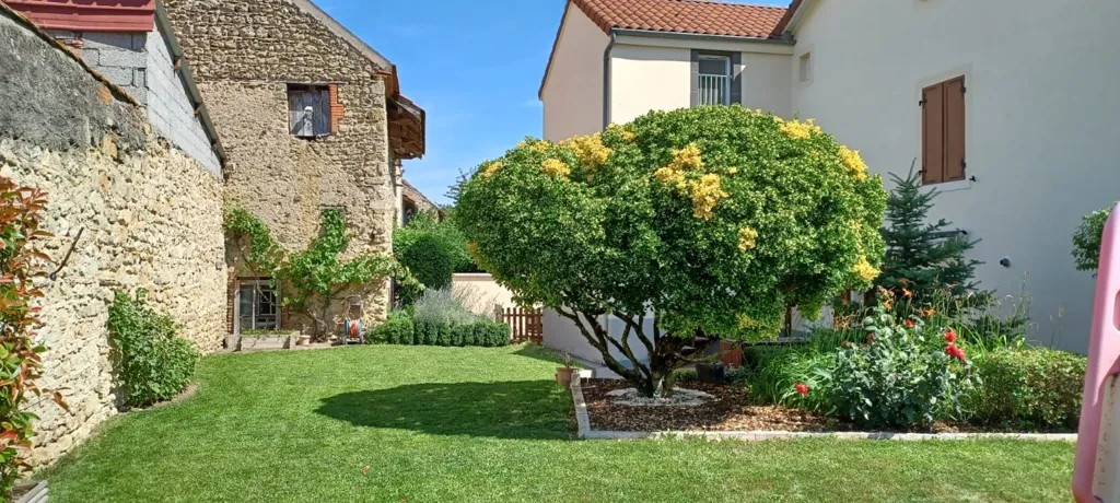 Jardin - Maison Authentique avec Grand Terrain à Beauregard-Vendon