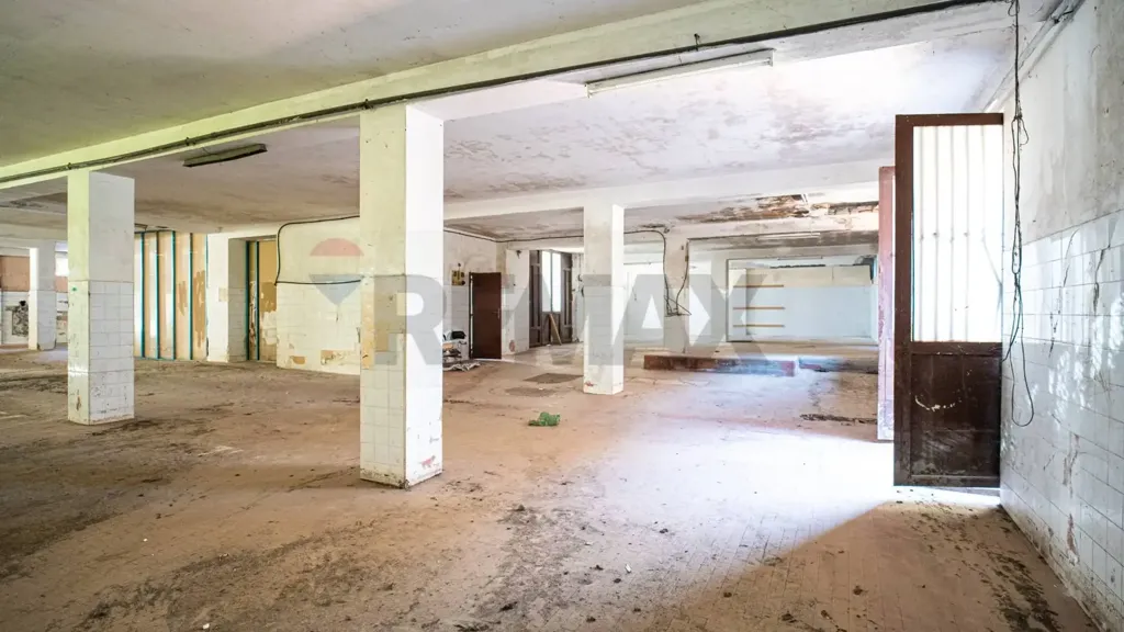 Pièces - Commercial Space with Apartments in Belpasso
