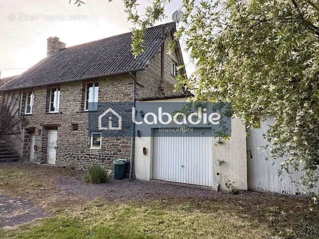 Extérieur - Maison en Pierres à la Campagne avec Jardin
