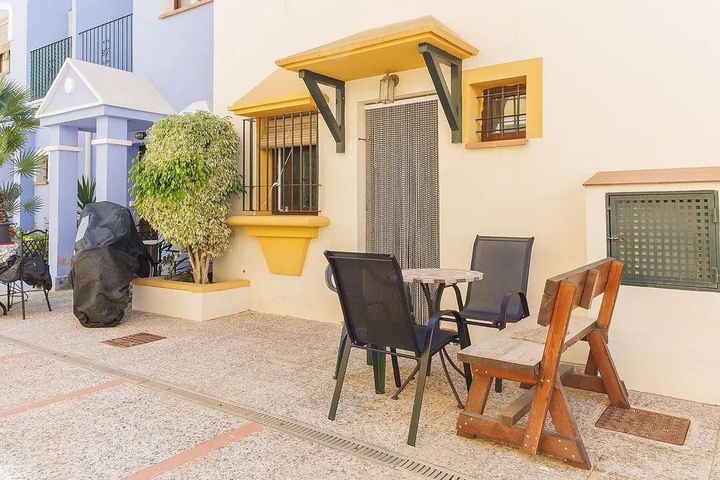 Aed - Terraced House with Pool in Señorío de Roda
