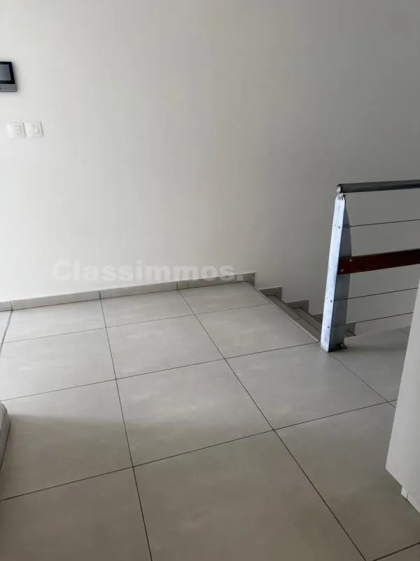 Esik - Spacious F4 Flat with Terrace in Lamentin