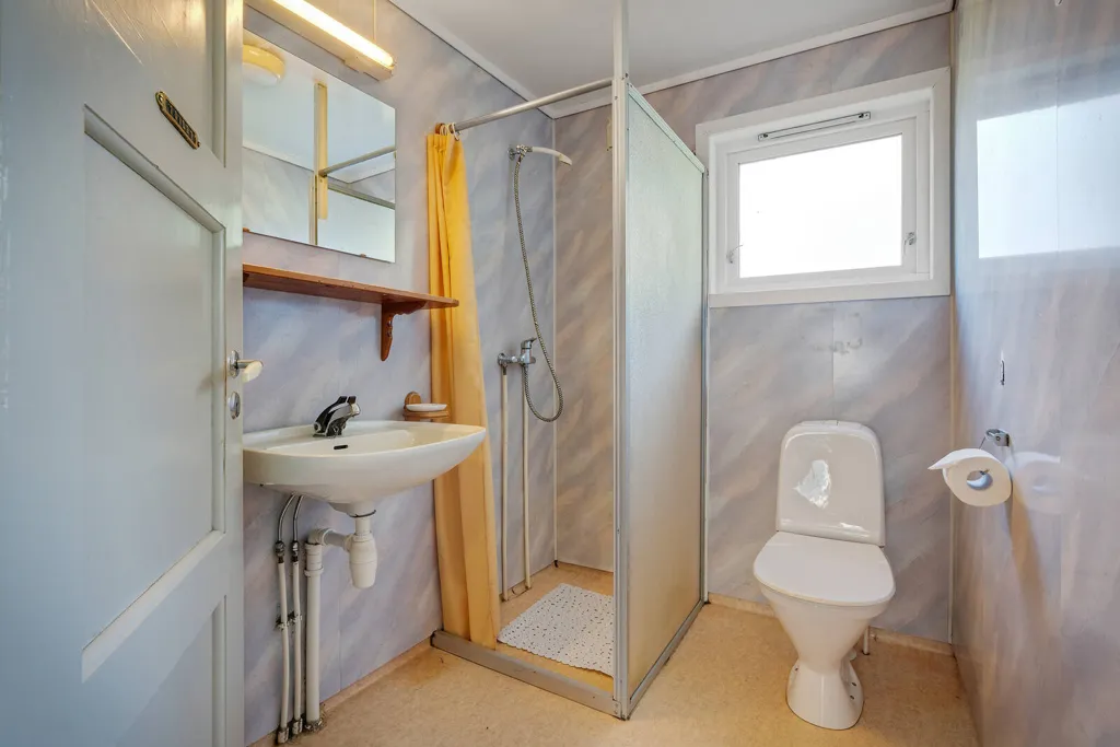 Salles de bain - Maison 4 pièces à Rubbestadneset
