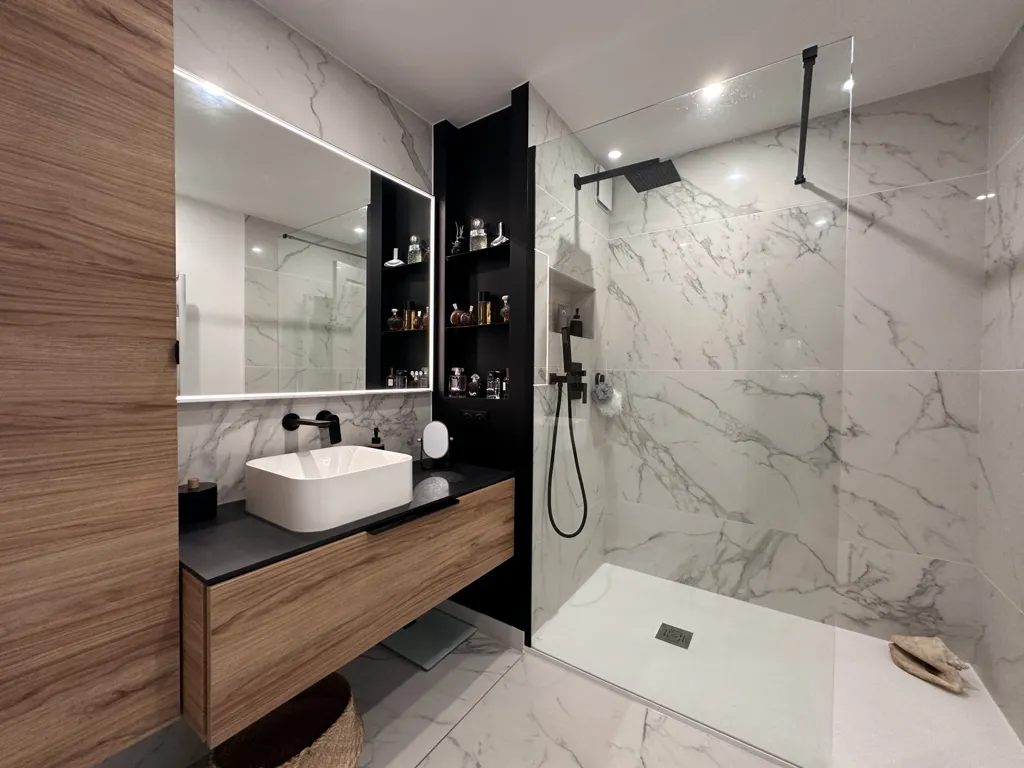 Bathrooms - Luxury Apartment with Sea View in Sète