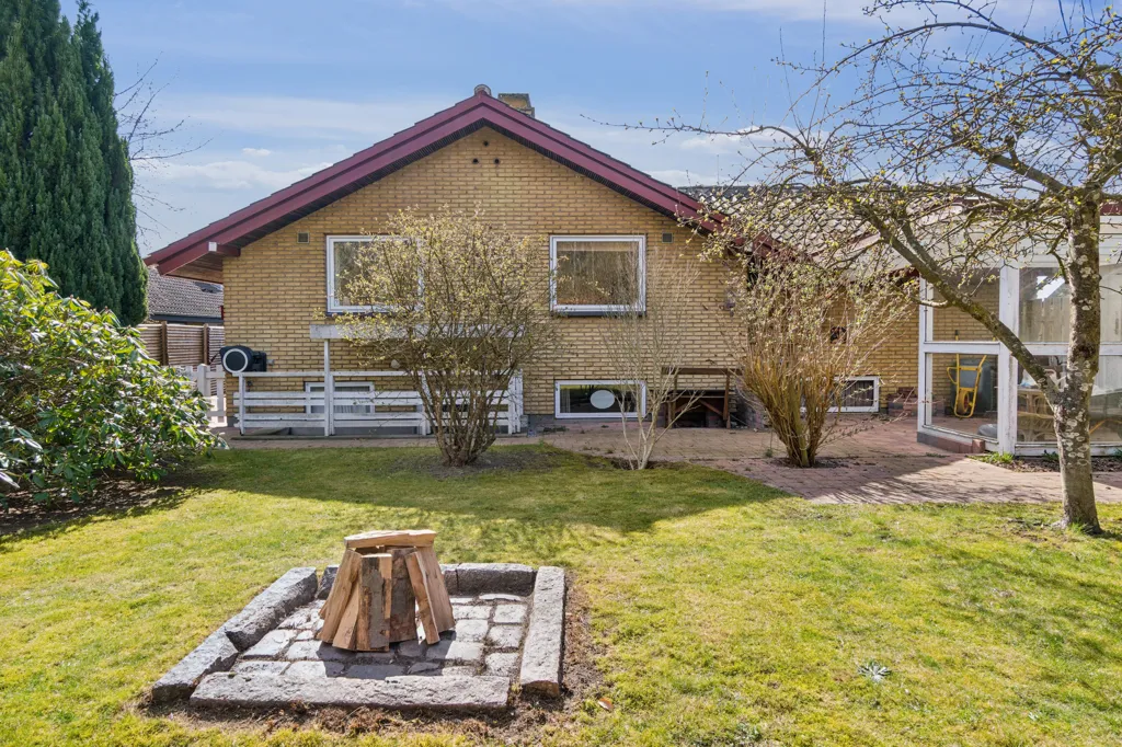 Aed - Charming Villa with Carport in Værløse