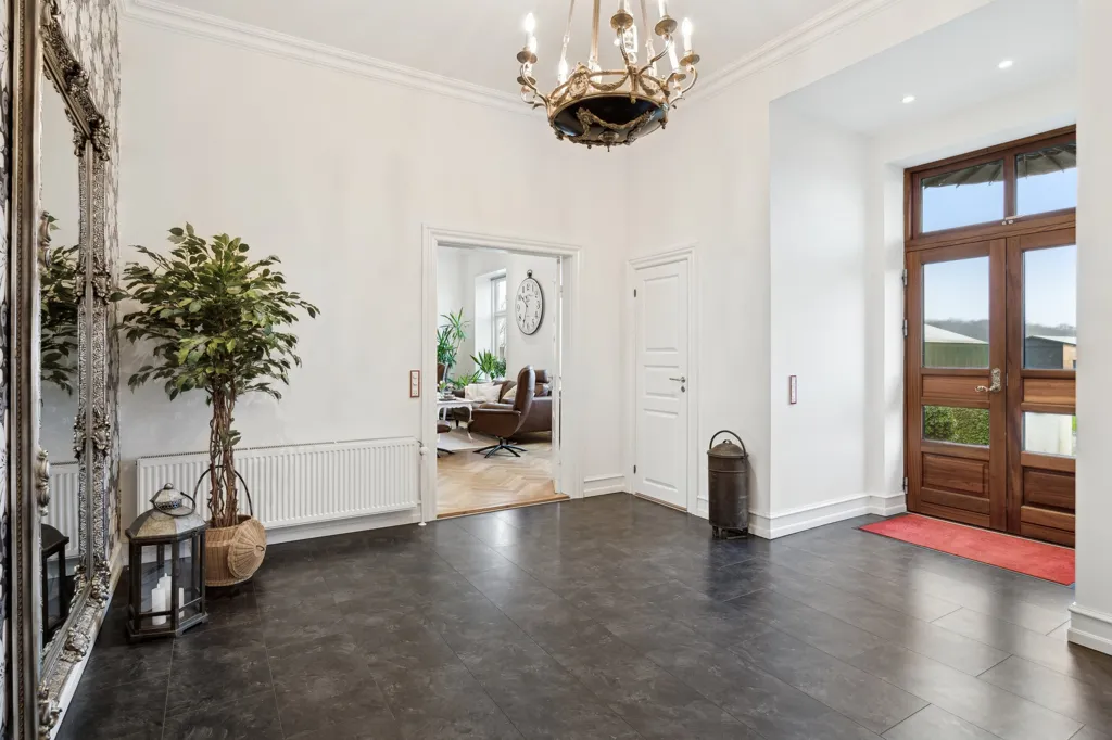 Hallway - Historic Manor with Garden in Midtsjælland