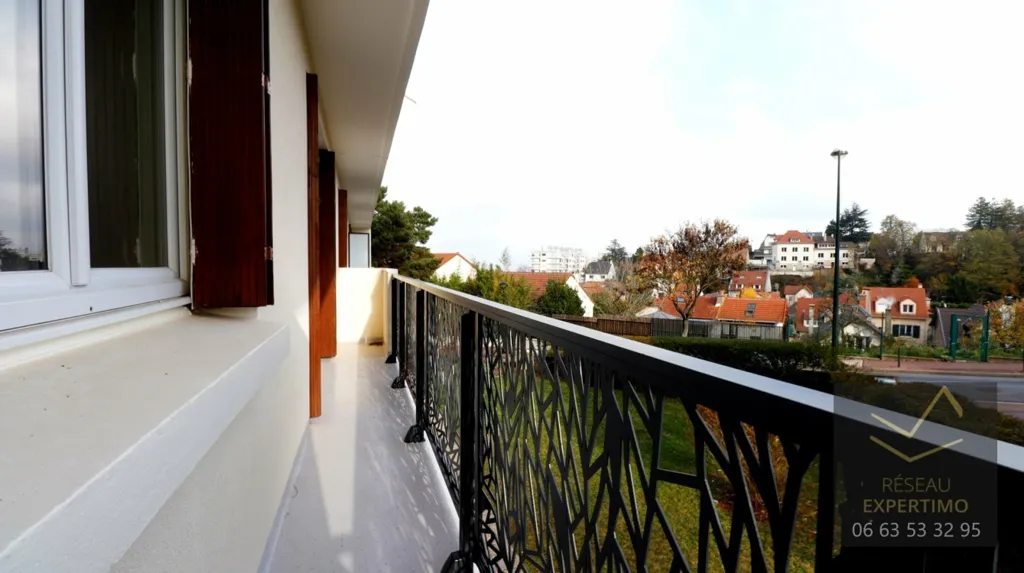 Balcony - Bright 3-Bed Flat with Eiffel View in Clamart