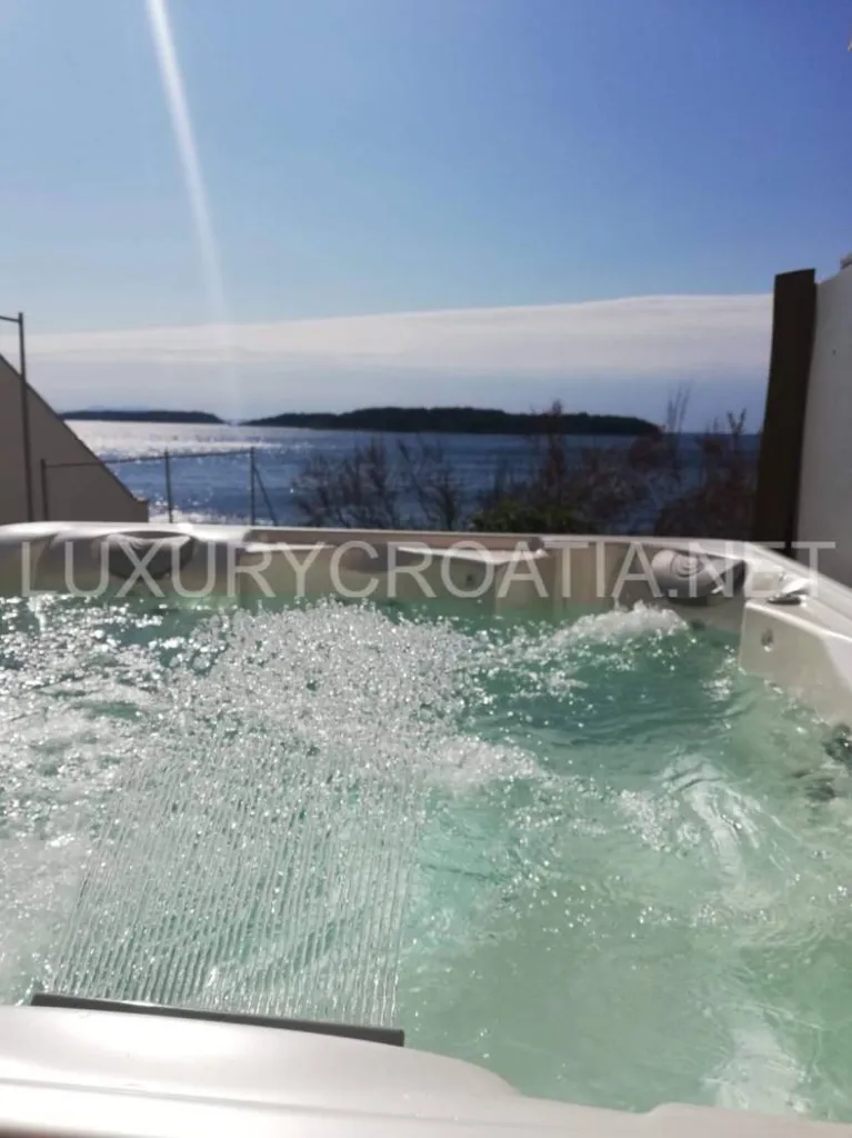 Terrass - Beachfront Villa with Jacuzzi in Korčula