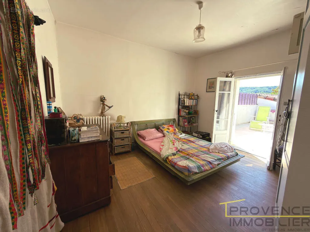 Chambres - Maison de 9 Pièces avec Piscine à Montélimar