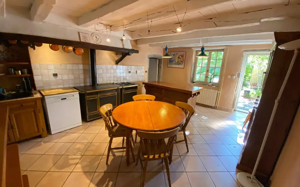 Cuisine - Maison en Pierre avec Piscine à Dommartin
