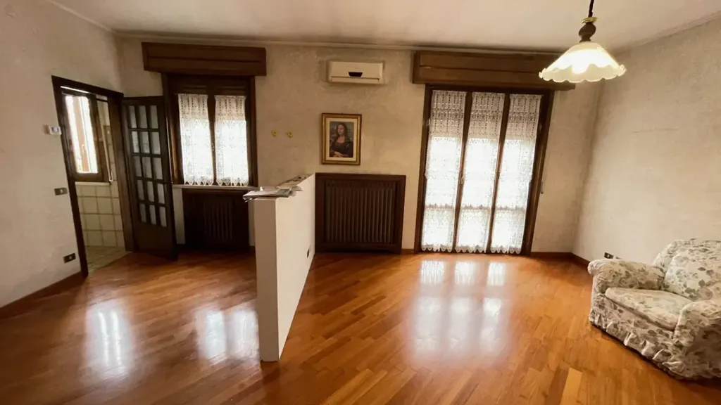 Elutuba - Spacious Apartment with Balcony in Suzzara