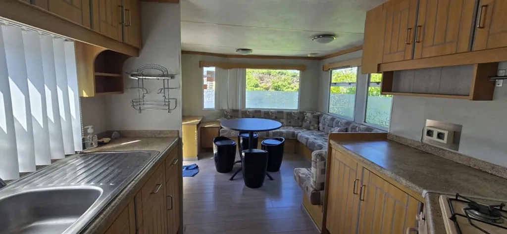 Cuisine - Caravane 2 Chambres avec Vue sur l'Étang à Forges
