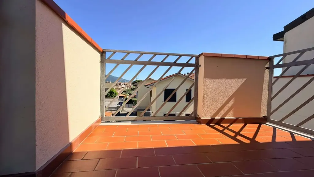 Rõdu - Apartment with Terrace in Calcinaia