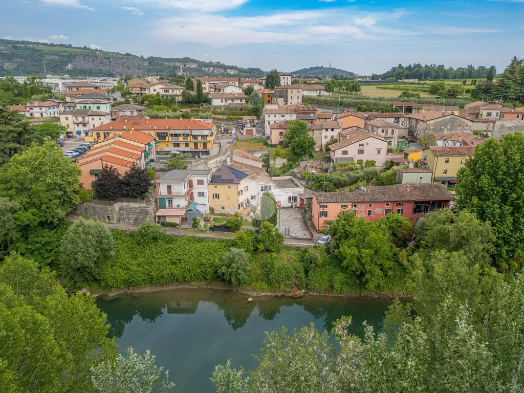 Rustic House with River View near Verona