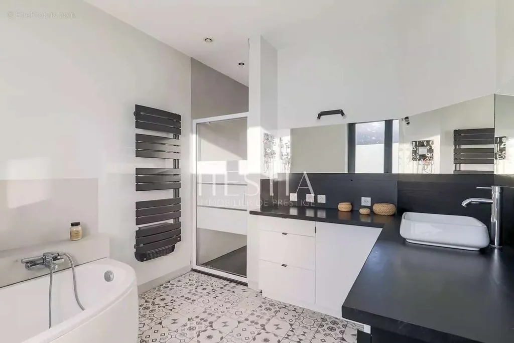 Salles de bain - Maison de Luxe avec Piscine à Crépieux-la-Pape