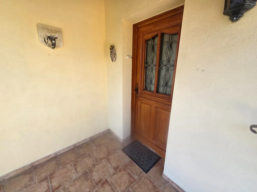 Esik - Charming Villa with Terrace in Cendras