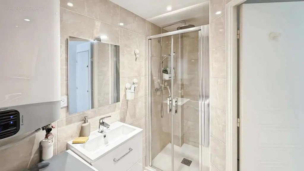 Vannitoad - 2-Bedroom Apartment with Pool in Golfe-Juan