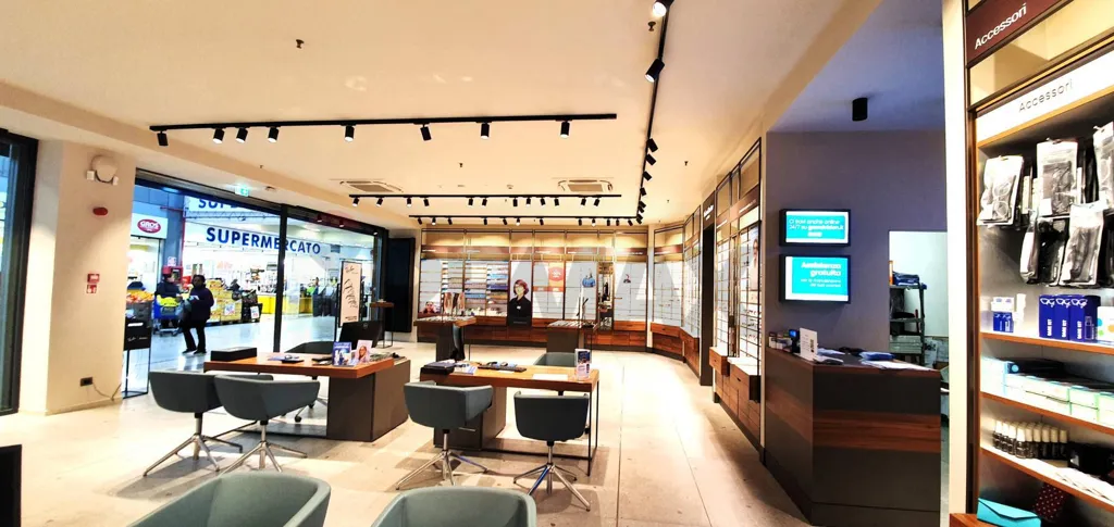 Rooms - Retail Unit with Vitrines in Fiano Romano