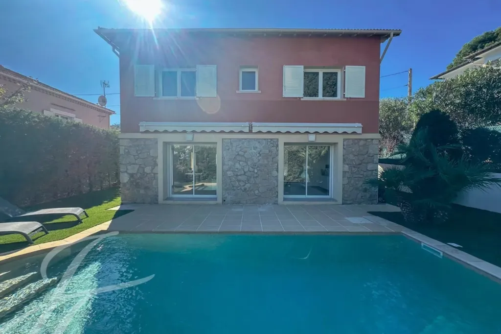 Piscine - Villa Luxueuse avec Piscine à Antibes