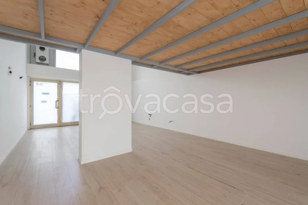 Pièces - Modern Loft with Dual Access in Turin