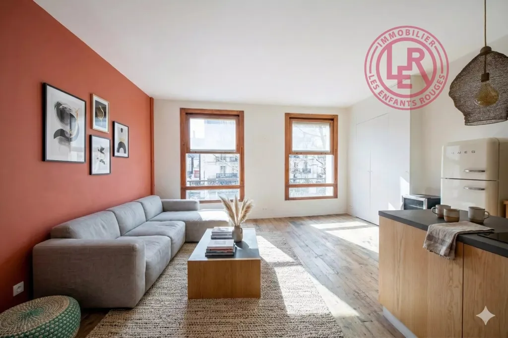 Séjour - Appartement 2 Pièces avec Hauteur sous Plafond à Paris 10ème