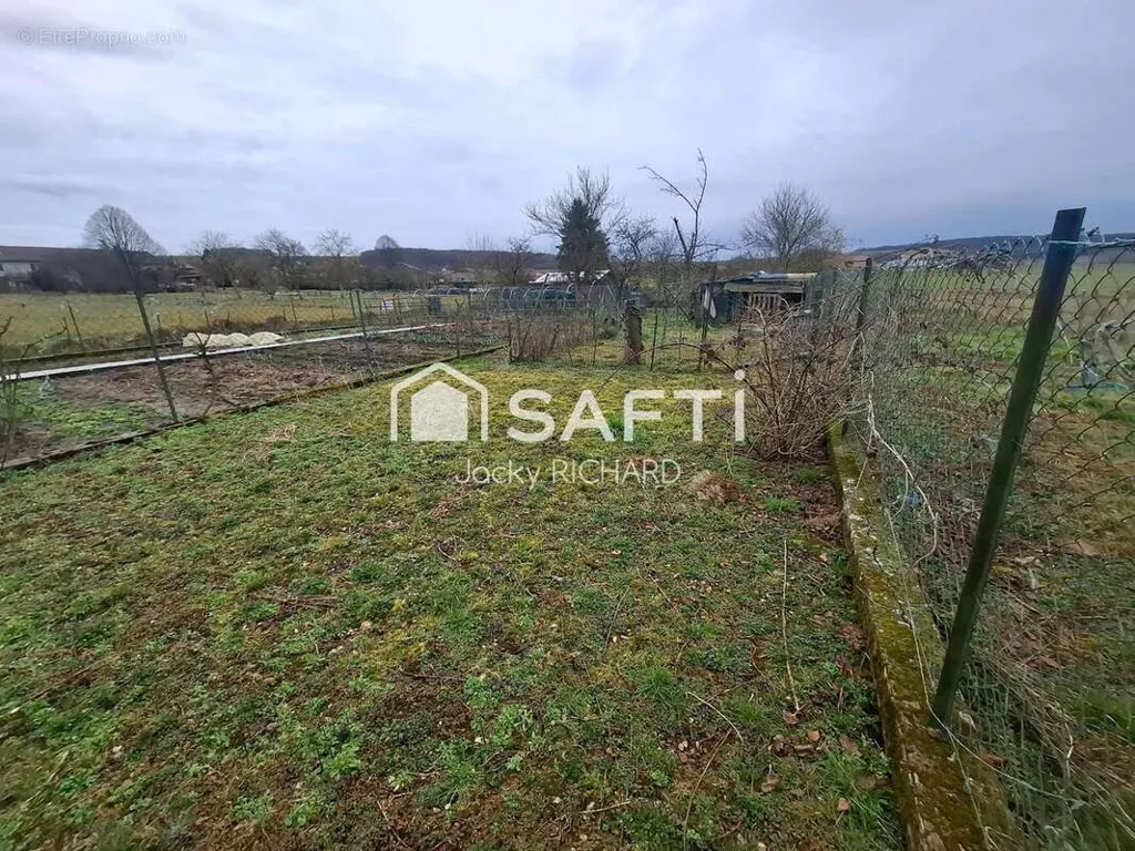 Jardin - Terrain Constructible avec Arbres Fruitiers à Doulcon
