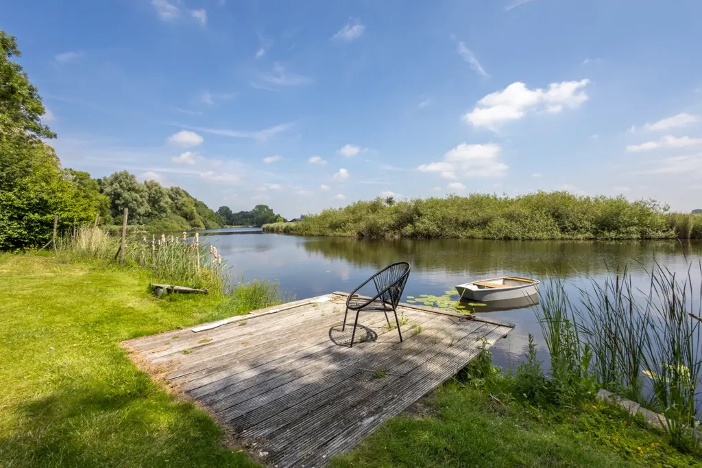 Aed - Spacious Detached House with River View in Westdorpe
