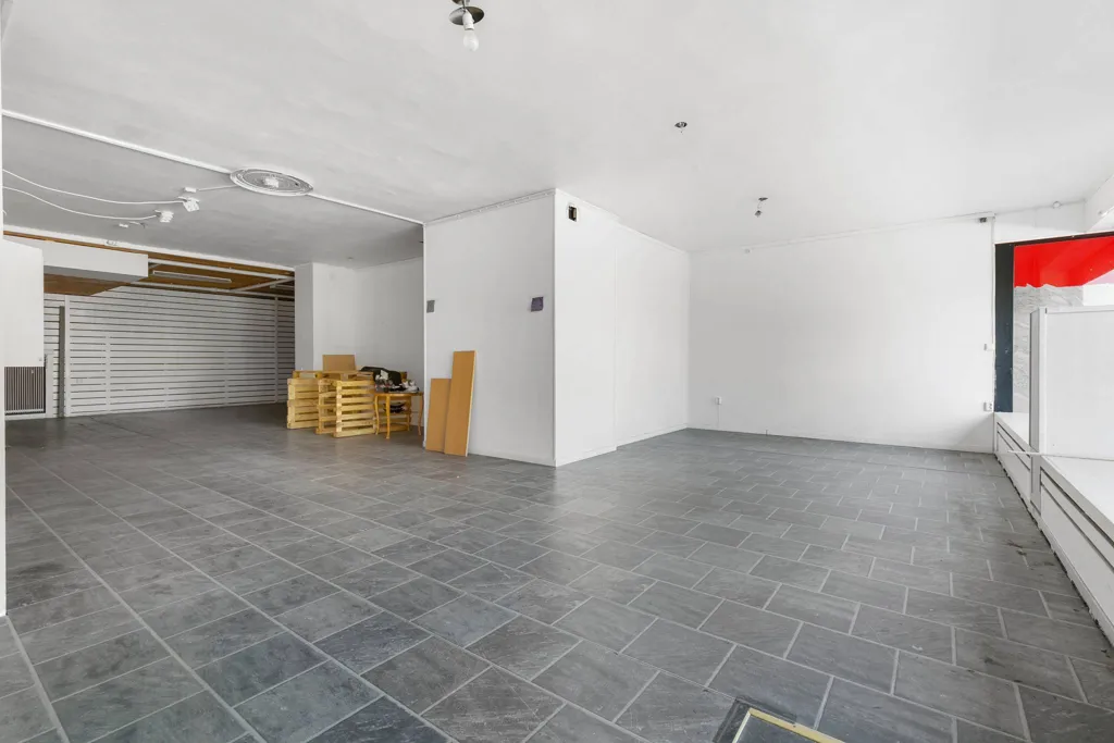 Toad - Mixed-Use Property with Harbour View in Valdemarsvik