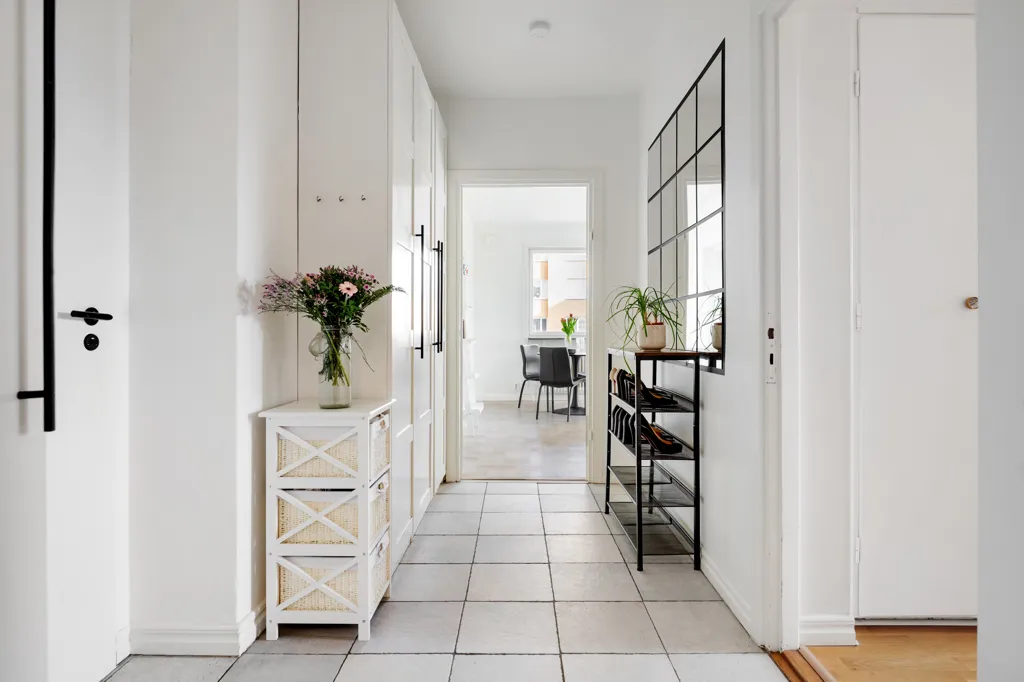 Esik - Apartment with South-Facing Balcony in Sundbyberg