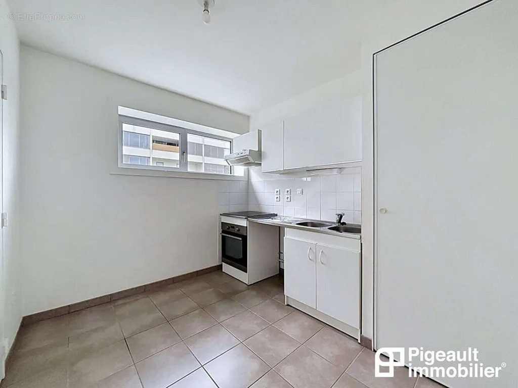 Kitchen - Contemporary Maison with Patio in Rennes
