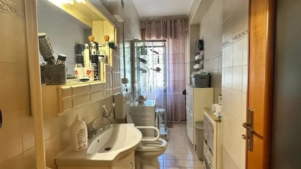Vannitoad - Three-Bedroom Apartment with Balcony in Crotone