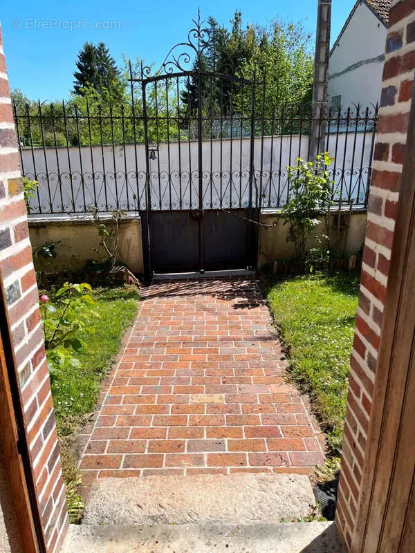Aed - Charming Two-Home Property with Garden in Sens